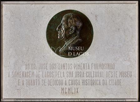 <b>L�pide da homenagem ao Dr. [...]</b>